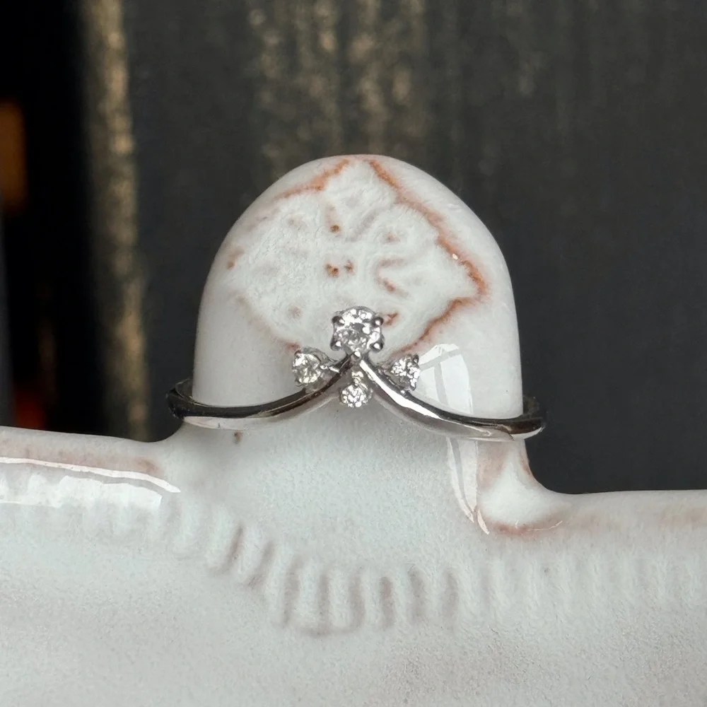 14KWG Diamond Chevron Contour V Ring